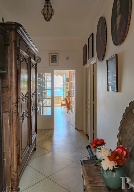 A family home built on the foundations of an ancient fortress in Agay harbour, Saint-Raphaël - photo  n°3